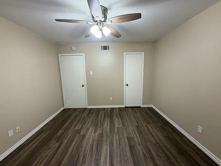 1219 Hampshire Ln #B — Photo 14