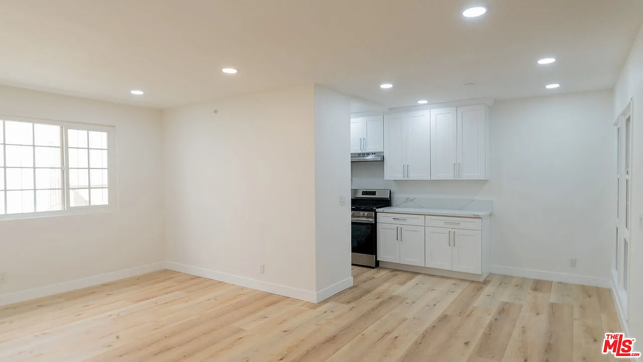 2 bed, 2.0 bath, 900 sqft, $3,495 — Photo 2