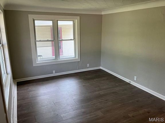 5th image of 983 Riley Ave