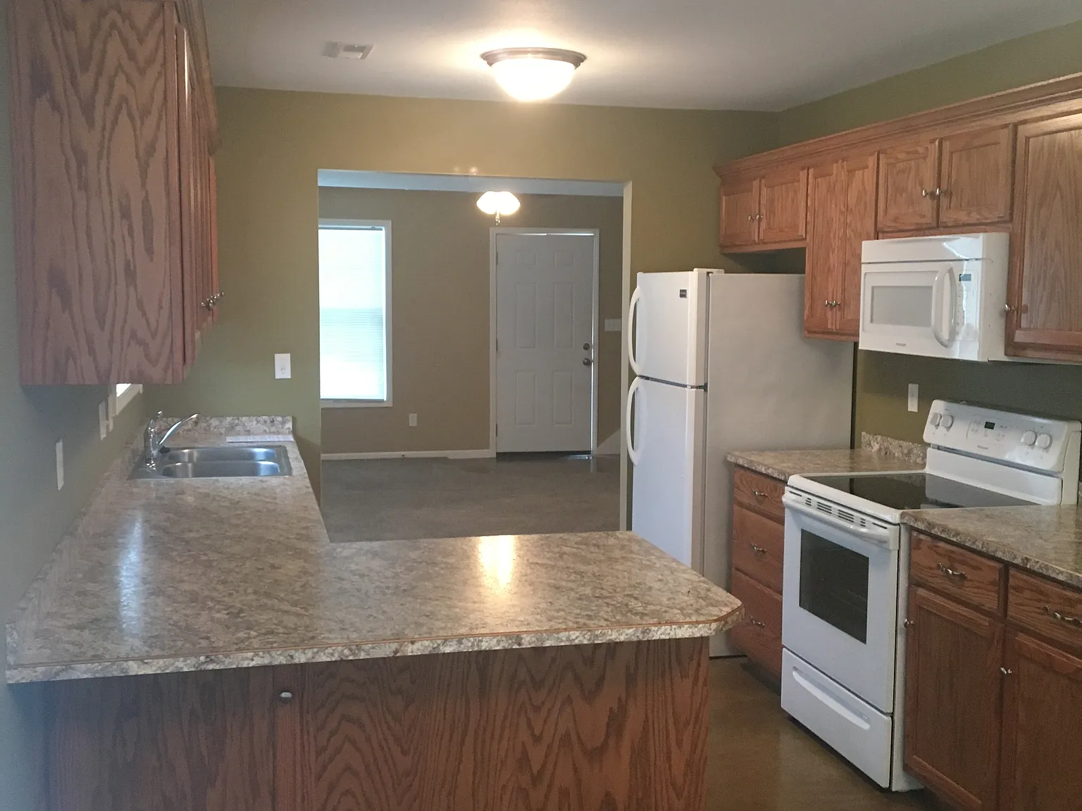 3 bed, 2.5 bath, 1600 sqft, $1,500 — Photo 2