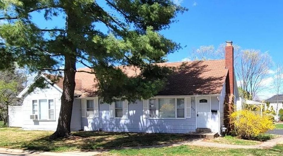 1st image of 995 Des Peres Dr