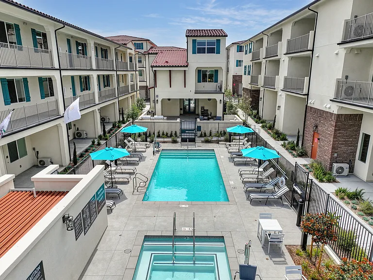 The Commodore Apartments — Photo 19