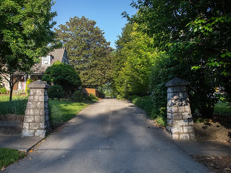 Maple Crest Ct — Photo 2