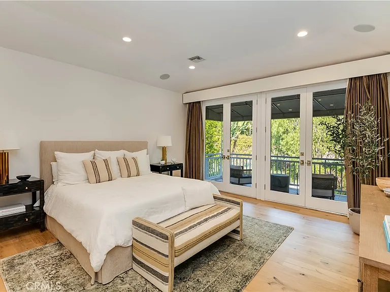 4550 Encino Ave — Photo 16