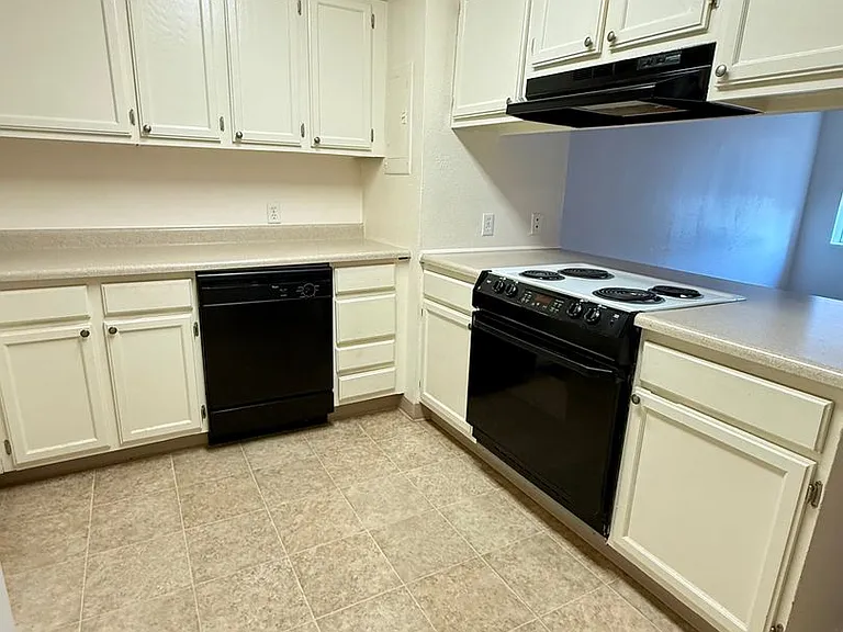 405-407 E Simpson St #1G — Photo 3