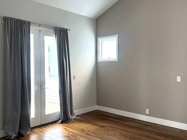 1372 University Ave — Photo 12
