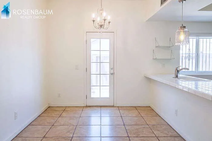 2 bed, 1.0 bath, 1902 sqft, $1,550 — Photo 3