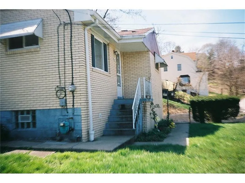 1013 Flora St photo 1