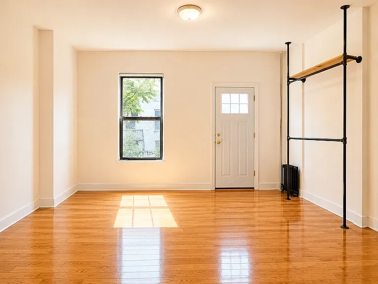 1316 Halsey St #1R — Photo 5