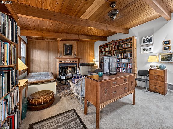Living Room>