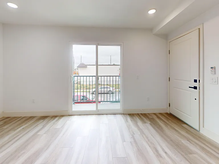 1276 W 38th St #1 — Photo 3