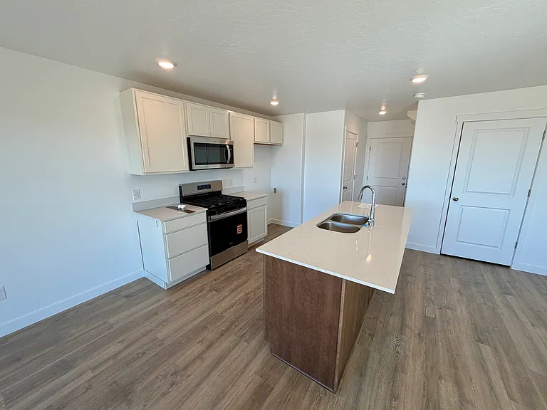 142 E Levengrove — Photo 2