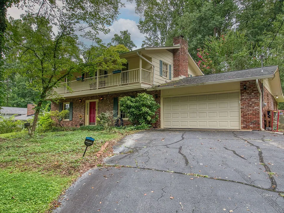 105 Newton Ln