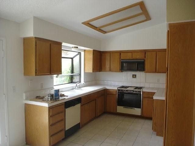 2nd image of 2142 N Chestnut Ln