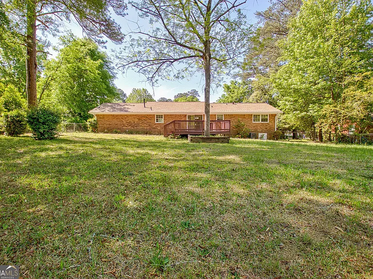 335 Kelly Dr — Photo 17