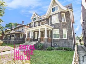 214 E Philadelphia St