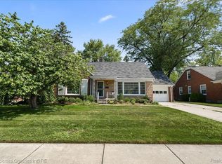 1170 Elford Ct, Grosse Pointe Woods, MI 48236
