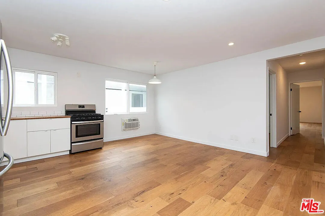 2 bed, 2.0 bath, 1000 sqft, $3,050 — Photo 2