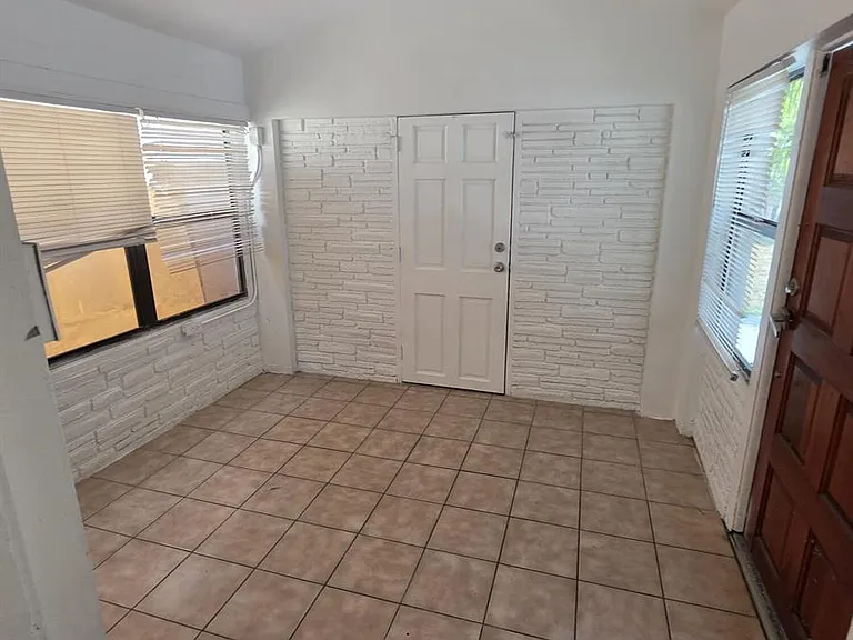 1824 Roosevelt St — Photo 10