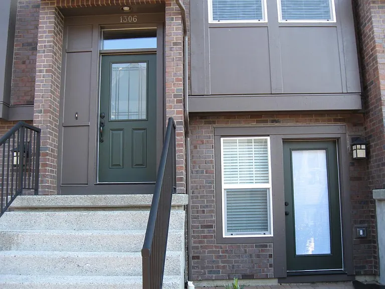 1306 Brooklyn Walk NE — Photo 4