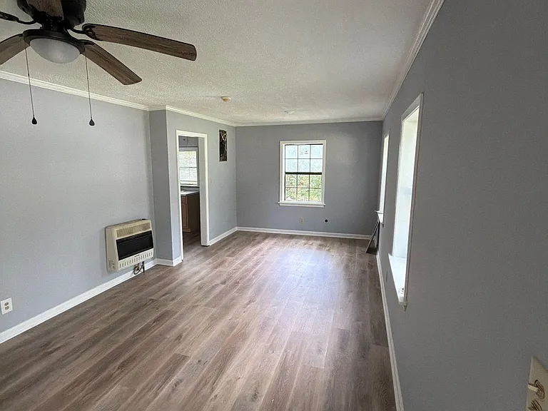 925 Oleander Ave — Photo 2