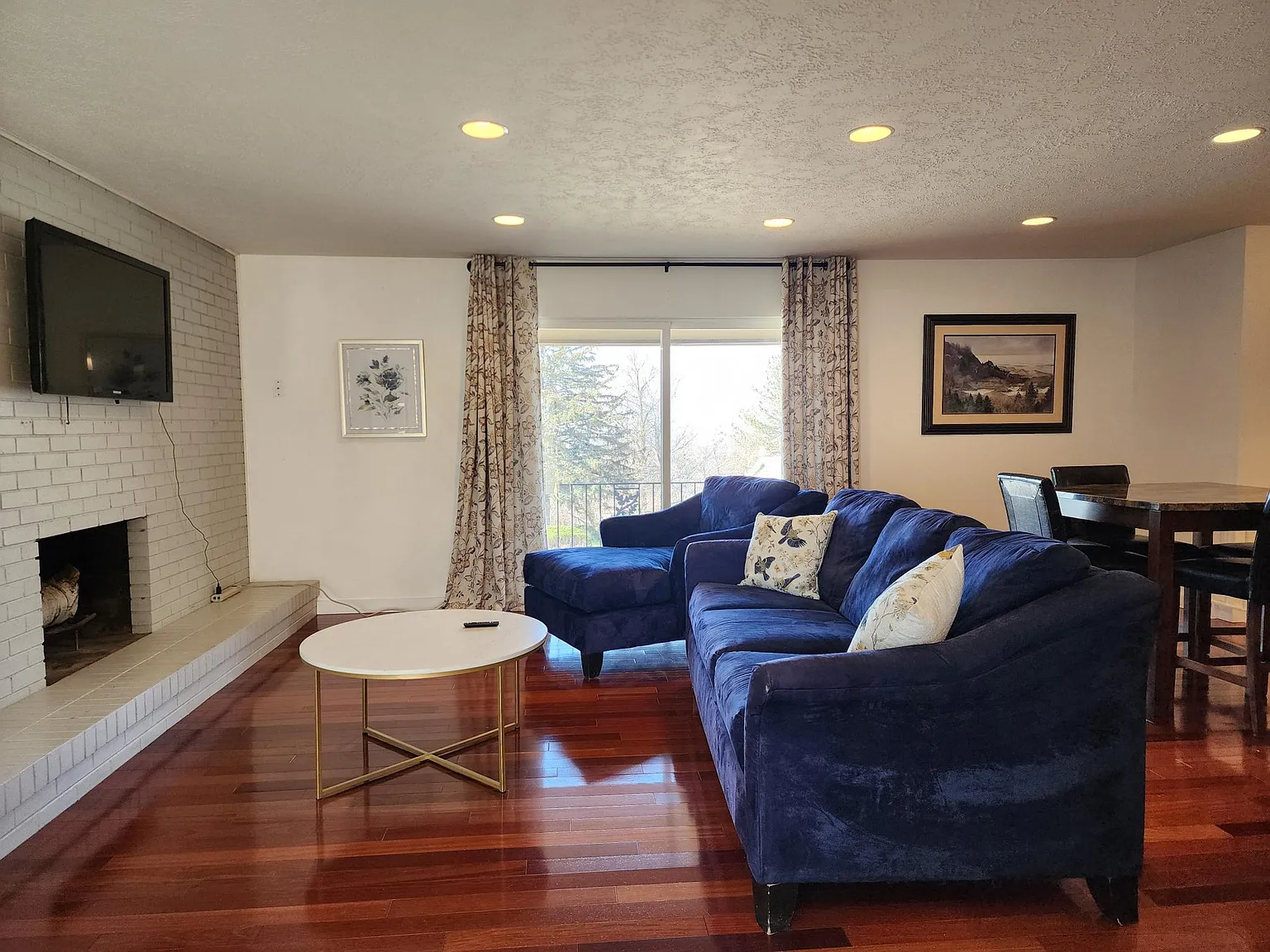 3 bed, 1200 sqft, $2,400 — Photo 3
