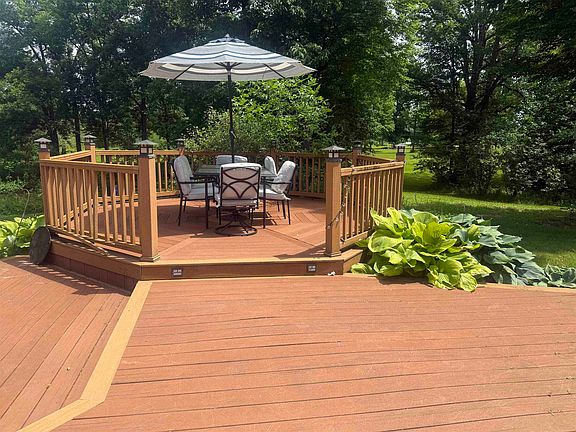 3rd image of 16 Howes Pineview Dr