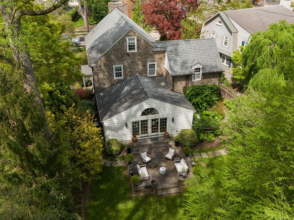 7946 Pleasant St, Wyndmoor, PA 19038