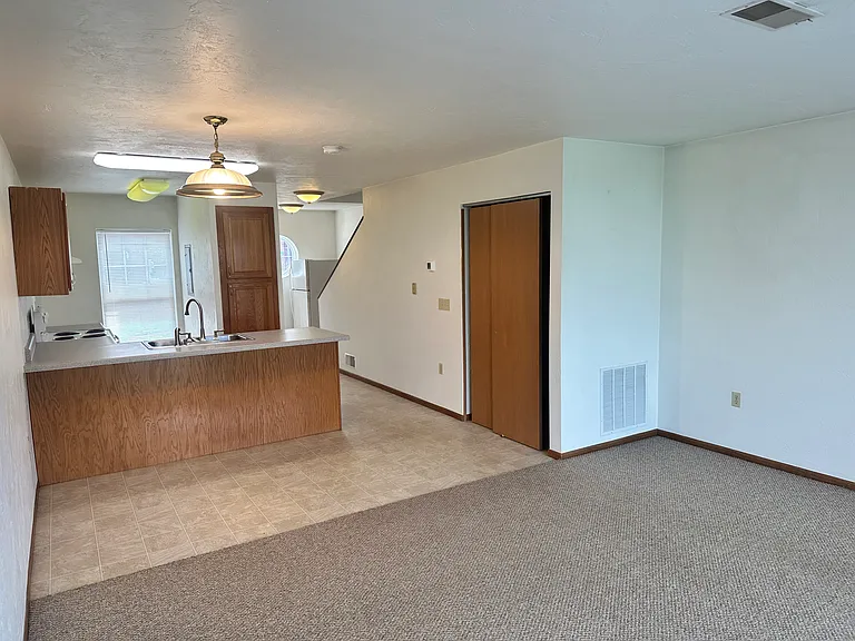 276 Kelly Blvd — Photo 6