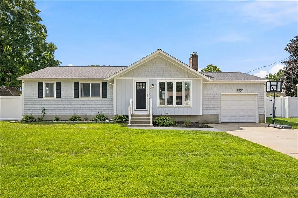 3 bed, 1.0 bath, 1048 sqft, $3,000 — Photo 2