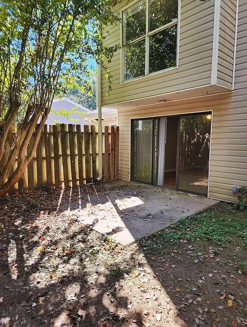 Room in 3 Bedroom Home in Forest Park — Photo 2