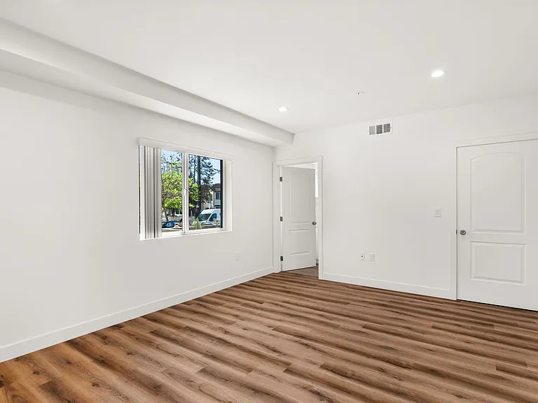3907 1/2 Montclair St — Photo 7