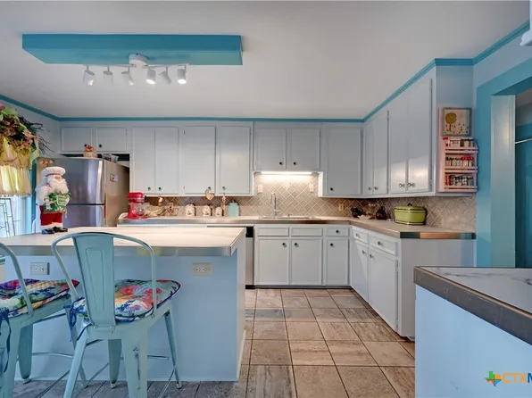 419 W Austin St, Luling, TX 78648