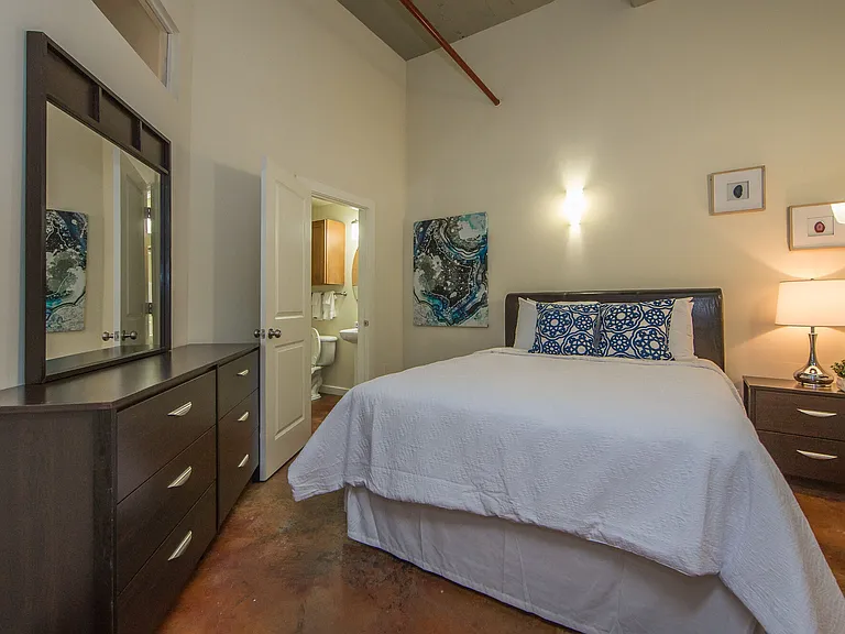 District Square Apartments — Photo 15