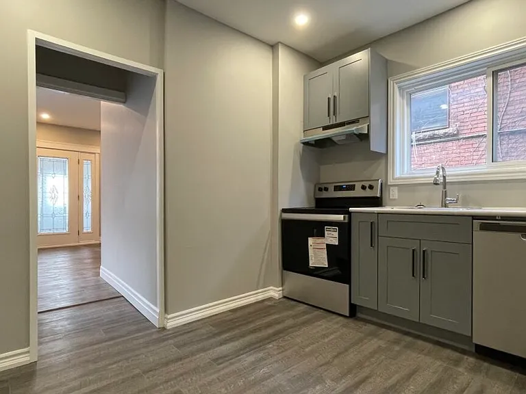 11 Grosvenor Ave S — Photo 10