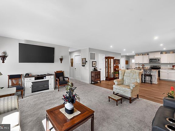 4th image of 4630 Melville St