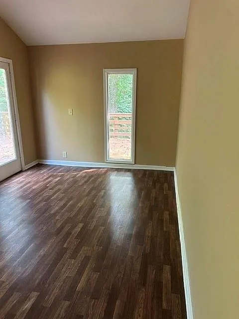 2 bed, 1.0 bath, 3580 sqft, $950 — Photo 4