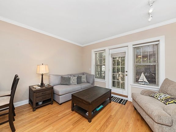 3rd image of 2237 1/2 N Lincoln Ave APT 2A