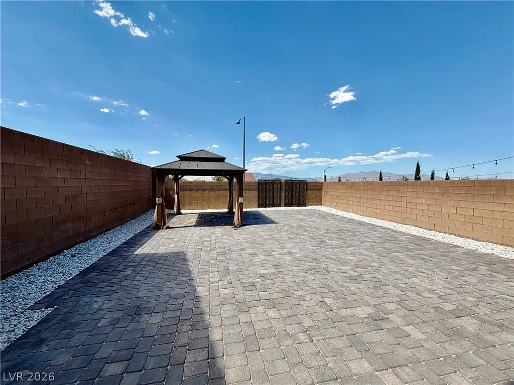 3 bed, 2.5 bath, 1747 sqft, $2,195 — Photo 3