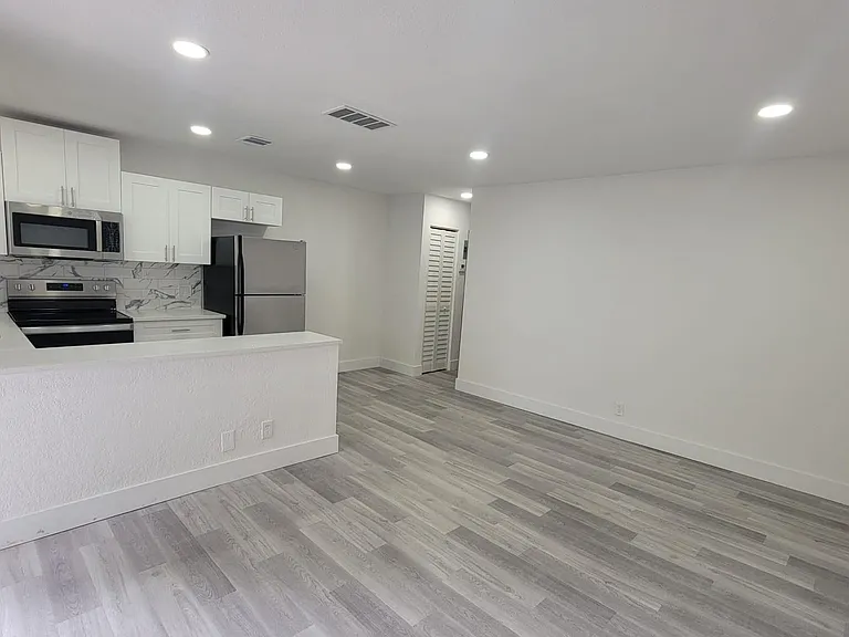 618 SW 14th Ter #2 — Photo 1