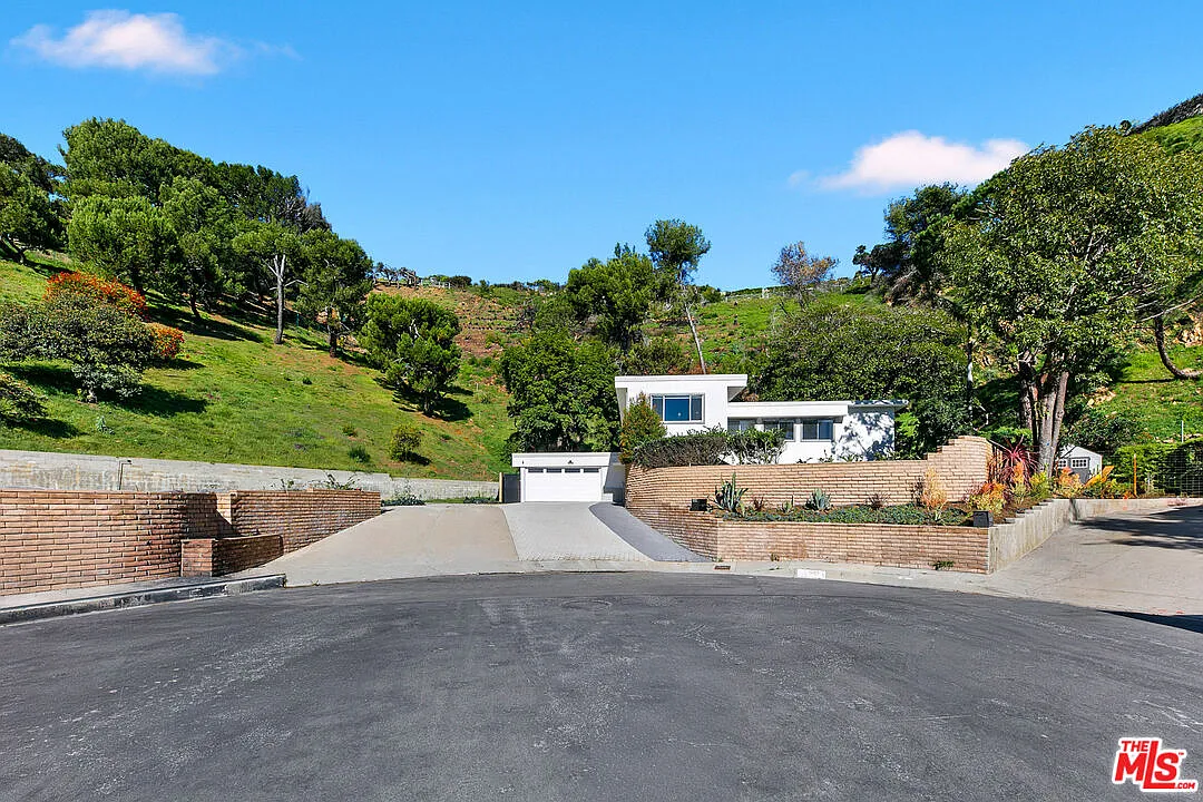 Building Photo - 1054 Enchanted Way