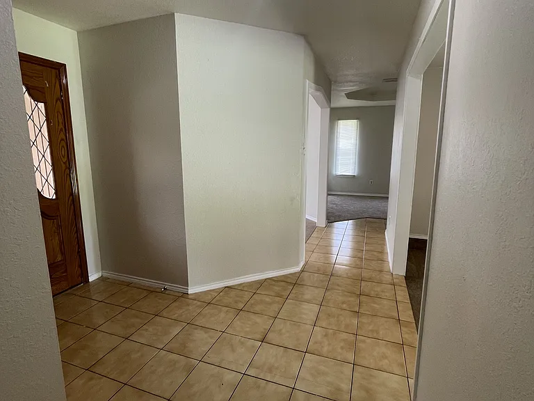 1305 James Cir — Photo 2