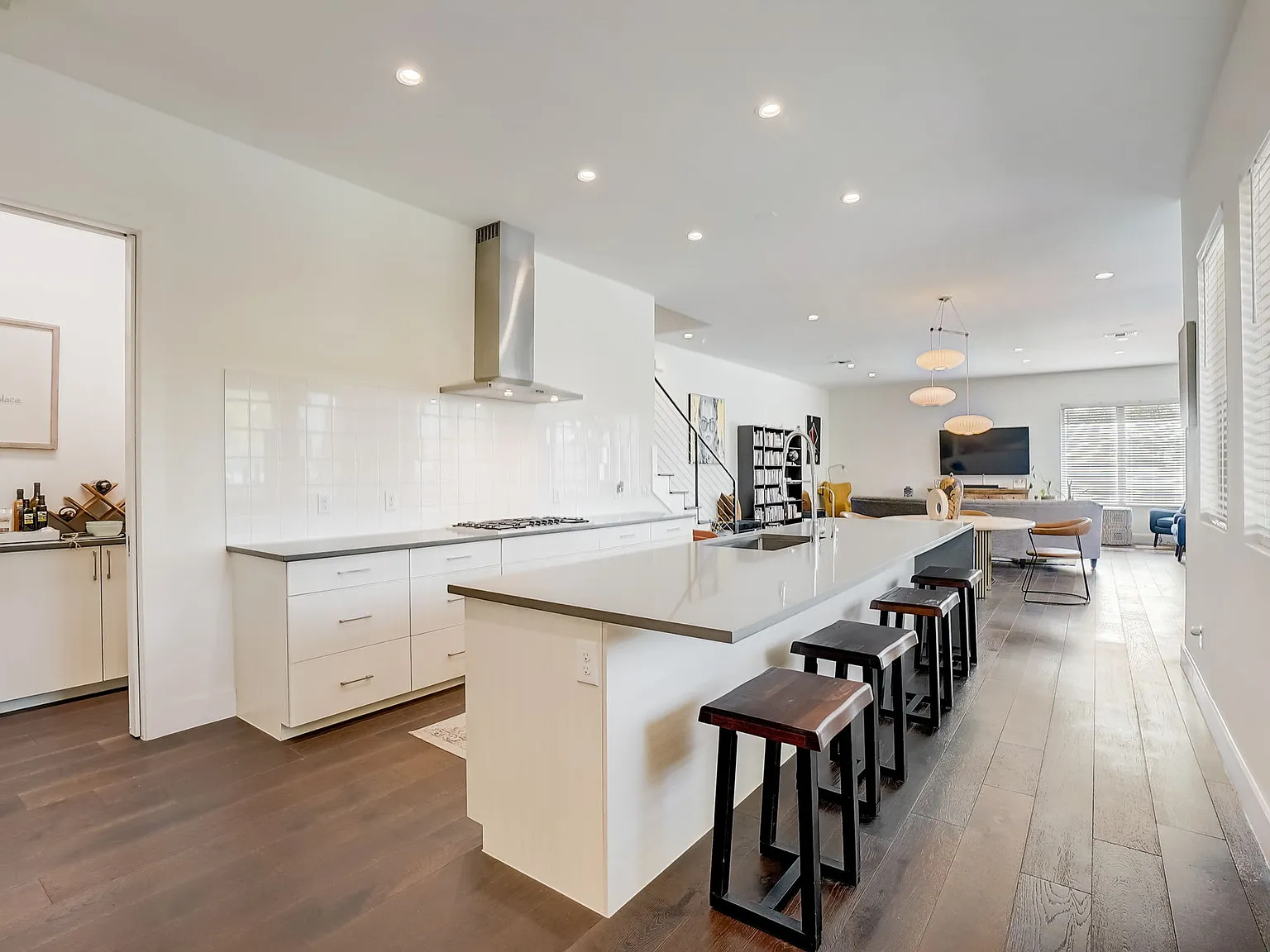 3 bed, 3030 sqft, $5,600 — Photo 4