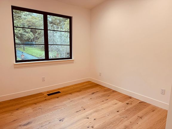 4th image of 18792 Blythswood Dr