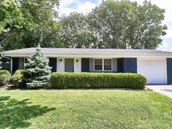 635 Lake View Dr, Zionsville, IN 46077