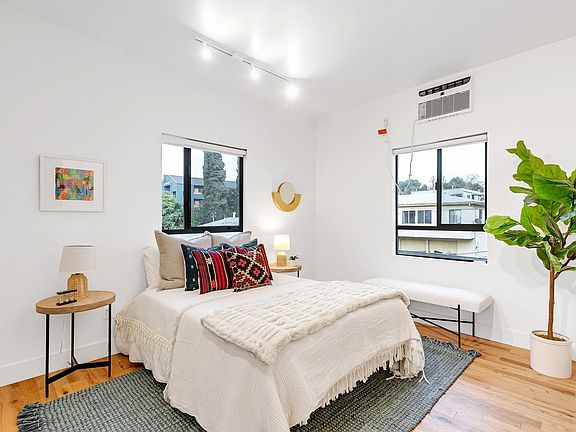 3rd image of 3607 Bellevue Ave #1/2