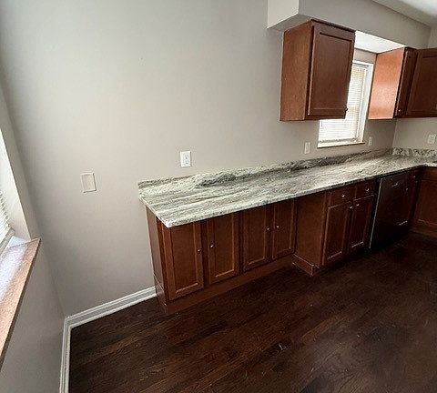 5th image of 1051 Hempstead Dr