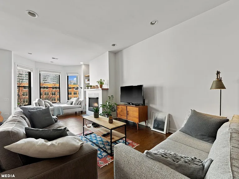 353 W Chicago Ave #4E — Photo 15