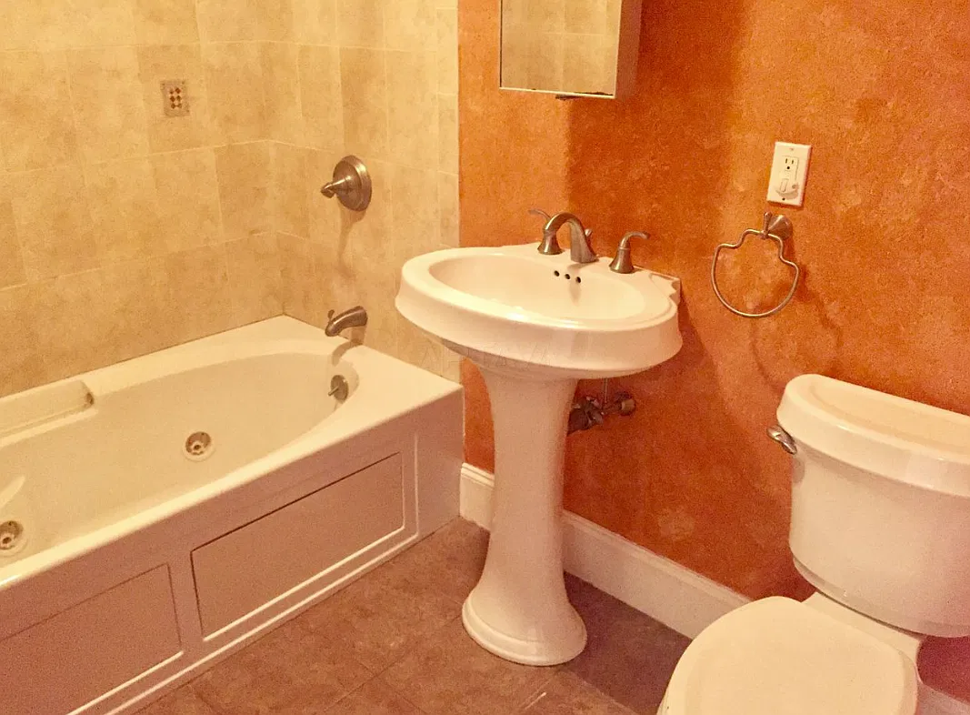 5 bed, $6,100 — Photo 2