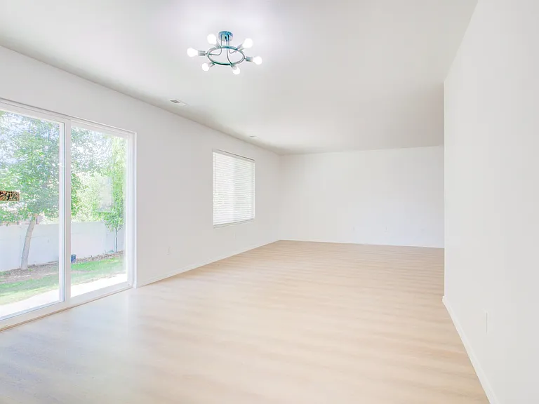 1153 W 400 S — Photo 12